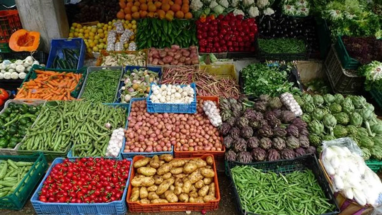 انخفاض أسعار 6 أصناف خضر أبرزها الطماطم والليمون في سوق العبور اليوم